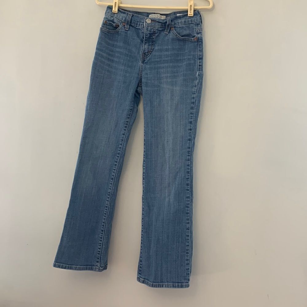 Levi’s jeans 512 boot cut Perfectly slimming  Size 6 Short Decorative pockets